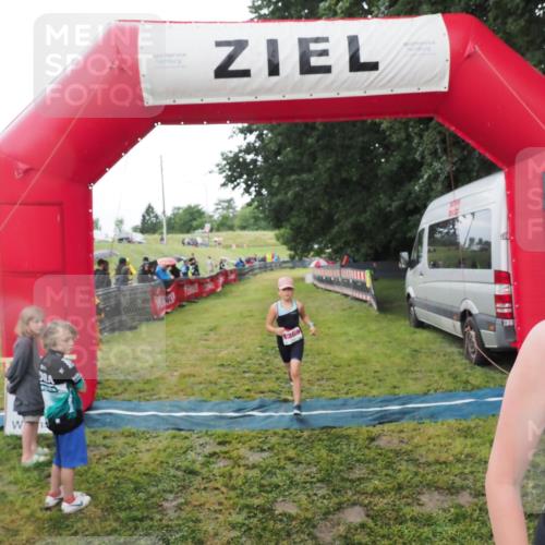 21.06.2025 - 27. Vierlanden-Triathlon MichiJ http://msf.ph/oto/8051172 15.06.2026 15:18:00 Ziel 1318, 1381 meine-sportfotos.de