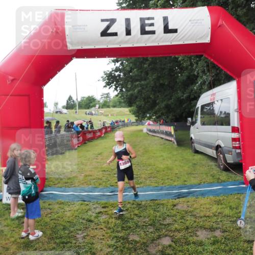 21.06.2025 - 27. Vierlanden-Triathlon MichiJ http://msf.ph/oto/8051175 15.06.2026 15:18:01 Ziel 1318 meine-sportfotos.de