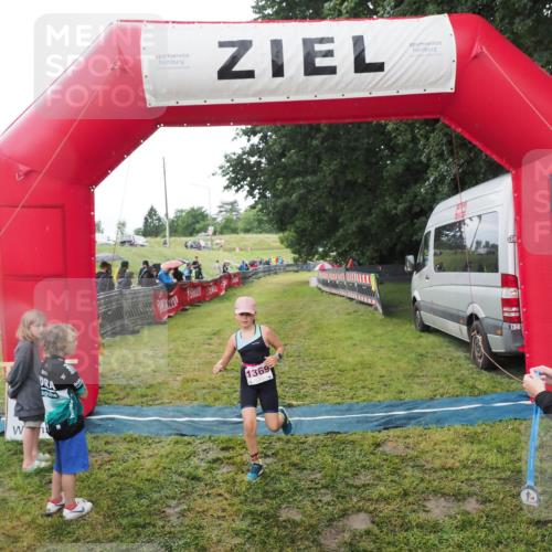 21.06.2025 - 27. Vierlanden-Triathlon MichiJ http://msf.ph/oto/8051176 15.06.2026 15:18:01 Ziel 1318 meine-sportfotos.de