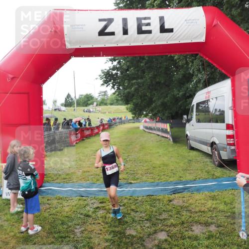 21.06.2025 - 27. Vierlanden-Triathlon MichiJ http://msf.ph/oto/8051177 15.06.2026 15:18:01 Ziel 1318 meine-sportfotos.de