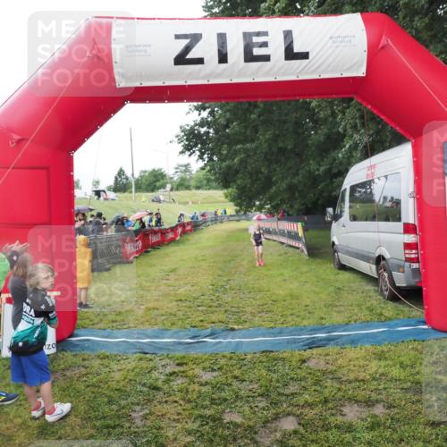 21.06.2025 - 27. Vierlanden-Triathlon MichiJ http://msf.ph/oto/8051178 15.06.2026 15:18:33 Ziel 1379 meine-sportfotos.de