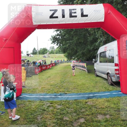 21.06.2025 - 27. Vierlanden-Triathlon MichiJ http://msf.ph/oto/8051179 15.06.2026 15:18:33 Ziel 1379 meine-sportfotos.de