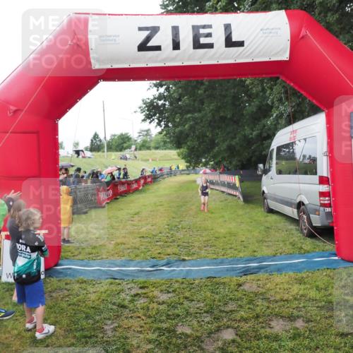 21.06.2025 - 27. Vierlanden-Triathlon MichiJ http://msf.ph/oto/8051180 15.06.2026 15:18:33 Ziel 1379 meine-sportfotos.de