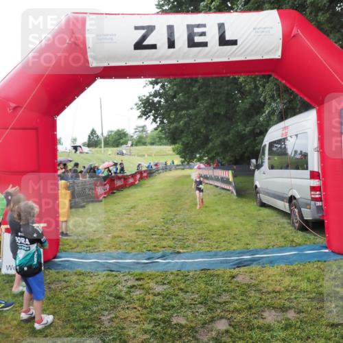 21.06.2025 - 27. Vierlanden-Triathlon MichiJ http://msf.ph/oto/8051182 15.06.2026 15:18:33 Ziel 1379 meine-sportfotos.de