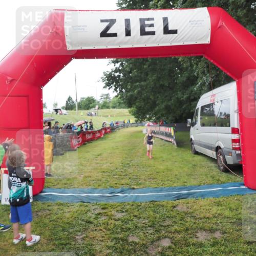 21.06.2025 - 27. Vierlanden-Triathlon MichiJ http://msf.ph/oto/8051185 15.06.2026 15:18:34 Ziel 1379 meine-sportfotos.de