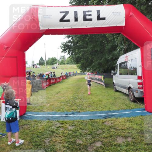 21.06.2025 - 27. Vierlanden-Triathlon MichiJ http://msf.ph/oto/8051186 15.06.2026 15:18:34 Ziel 1379 meine-sportfotos.de