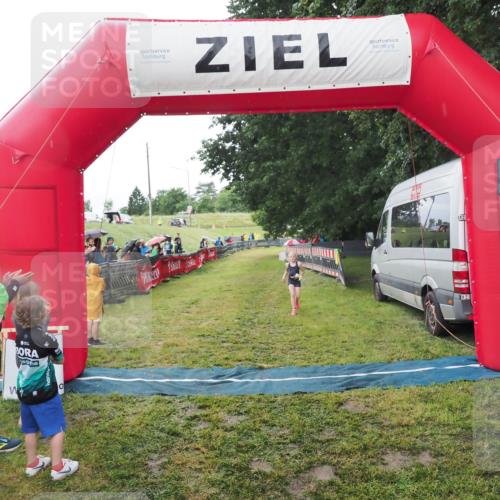 21.06.2025 - 27. Vierlanden-Triathlon MichiJ http://msf.ph/oto/8051187 15.06.2026 15:18:34 Ziel 1379 meine-sportfotos.de