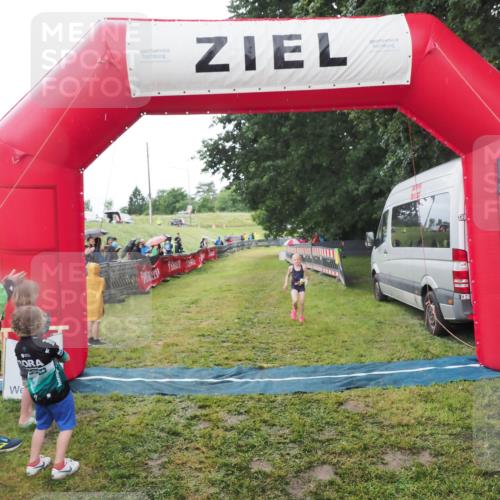 21.06.2025 - 27. Vierlanden-Triathlon MichiJ http://msf.ph/oto/8051190 15.06.2026 15:18:34 Ziel 1379 meine-sportfotos.de
