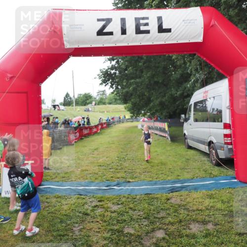 21.06.2025 - 27. Vierlanden-Triathlon MichiJ http://msf.ph/oto/8051191 15.06.2026 15:18:34 Ziel 1379 meine-sportfotos.de