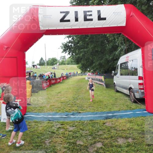 21.06.2025 - 27. Vierlanden-Triathlon MichiJ http://msf.ph/oto/8051192 15.06.2026 15:18:35 Ziel 1379 meine-sportfotos.de