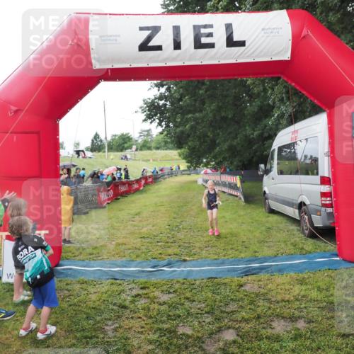 21.06.2025 - 27. Vierlanden-Triathlon MichiJ http://msf.ph/oto/8051193 15.06.2026 15:18:35 Ziel 1379 meine-sportfotos.de
