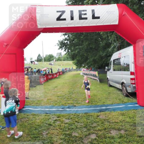 21.06.2025 - 27. Vierlanden-Triathlon MichiJ http://msf.ph/oto/8051197 15.06.2026 15:18:35 Ziel 1379 meine-sportfotos.de