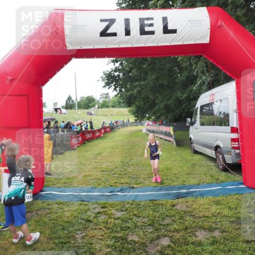 21.06.2025 - 27. Vierlanden-Triathlon MichiJ http://msf.ph/oto/8051198 15.06.2026 15:18:35 Ziel 1379 meine-sportfotos.de