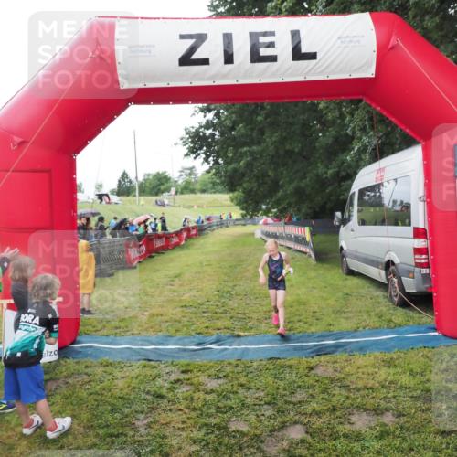 21.06.2025 - 27. Vierlanden-Triathlon MichiJ http://msf.ph/oto/8051199 15.06.2026 15:18:35 Ziel 1379 meine-sportfotos.de