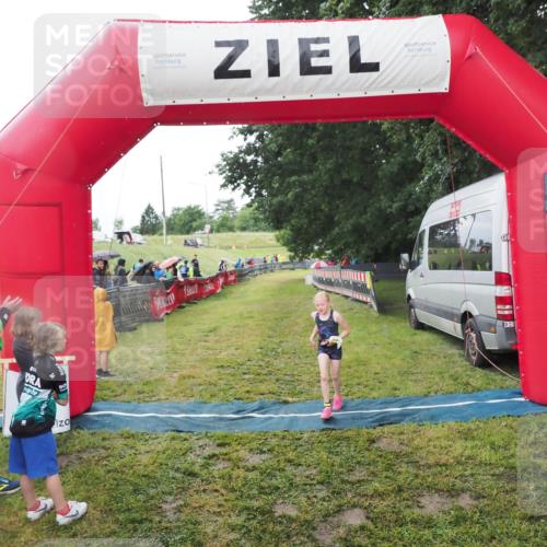 21.06.2025 - 27. Vierlanden-Triathlon MichiJ http://msf.ph/oto/8051201 15.06.2026 15:18:36 Ziel 1379 meine-sportfotos.de
