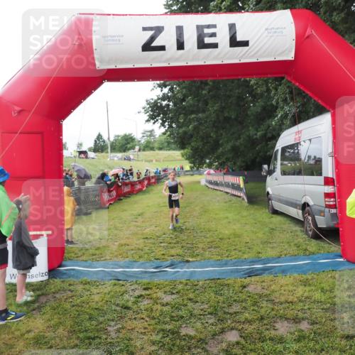 21.06.2025 - 27. Vierlanden-Triathlon MichiJ http://msf.ph/oto/8051212 15.06.2026 15:18:48 Ziel 1333 meine-sportfotos.de