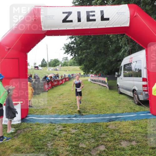 21.06.2025 - 27. Vierlanden-Triathlon MichiJ http://msf.ph/oto/8051216 15.06.2026 15:18:48 Ziel 1333 meine-sportfotos.de