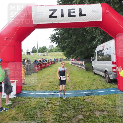21.06.2025 - 27. Vierlanden-Triathlon MichiJ http://msf.ph/oto/8051220 15.06.2026 15:18:49 Ziel 1333 meine-sportfotos.de