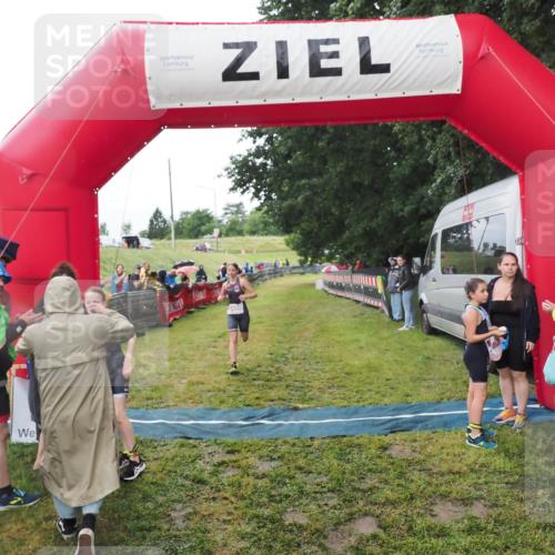 21.06.2025 - 27. Vierlanden-Triathlon MichiJ http://msf.ph/oto/8051222 15.06.2026 15:19:56 Ziel 1345, 1371 meine-sportfotos.de
