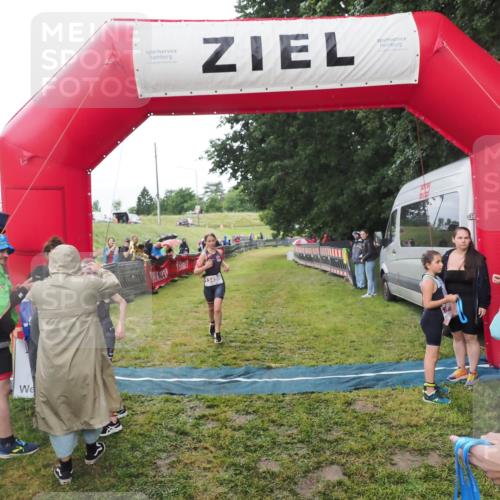 21.06.2025 - 27. Vierlanden-Triathlon MichiJ http://msf.ph/oto/8051224 15.06.2026 15:19:57 Ziel 1345, 1371 meine-sportfotos.de