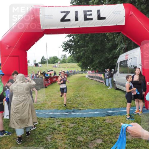 21.06.2025 - 27. Vierlanden-Triathlon MichiJ http://msf.ph/oto/8051225 15.06.2026 15:19:57 Ziel 1345, 1371 meine-sportfotos.de