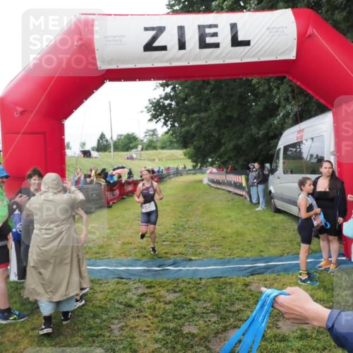 21.06.2025 - 27. Vierlanden-Triathlon MichiJ http://msf.ph/oto/8051226 15.06.2026 15:19:57 Ziel 1345, 1371 meine-sportfotos.de