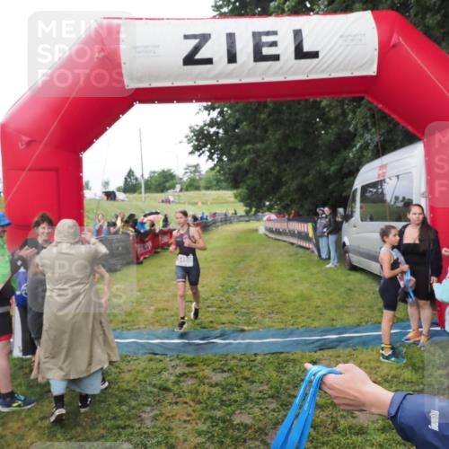 21.06.2025 - 27. Vierlanden-Triathlon MichiJ http://msf.ph/oto/8051227 15.06.2026 15:19:57 Ziel 1345, 1371 meine-sportfotos.de
