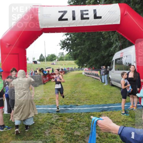 21.06.2025 - 27. Vierlanden-Triathlon MichiJ http://msf.ph/oto/8051228 15.06.2026 15:19:57 Ziel 1345, 1371 meine-sportfotos.de
