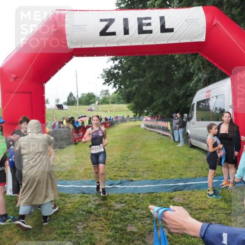 21.06.2025 - 27. Vierlanden-Triathlon MichiJ http://msf.ph/oto/8051230 15.06.2026 15:19:57 Ziel 1345, 1371 meine-sportfotos.de