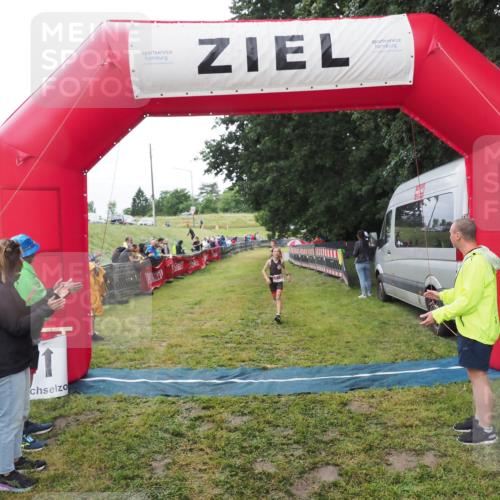 21.06.2025 - 27. Vierlanden-Triathlon MichiJ http://msf.ph/oto/8051232 15.06.2026 15:21:08 Ziel 1363, 1367 meine-sportfotos.de