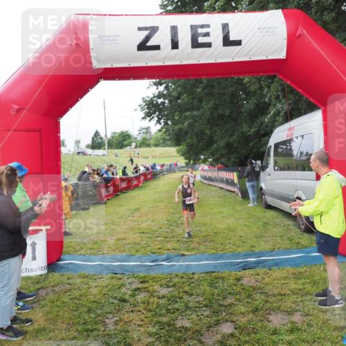 21.06.2025 - 27. Vierlanden-Triathlon MichiJ http://msf.ph/oto/8051235 15.06.2026 15:21:08 Ziel 1363, 1367 meine-sportfotos.de