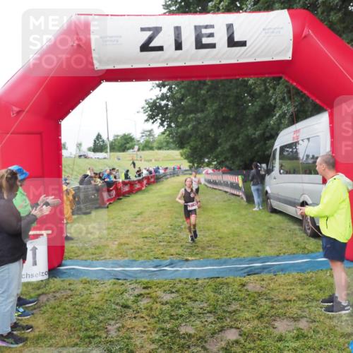 21.06.2025 - 27. Vierlanden-Triathlon MichiJ http://msf.ph/oto/8051236 15.06.2026 15:21:08 Ziel 1363, 1367 meine-sportfotos.de