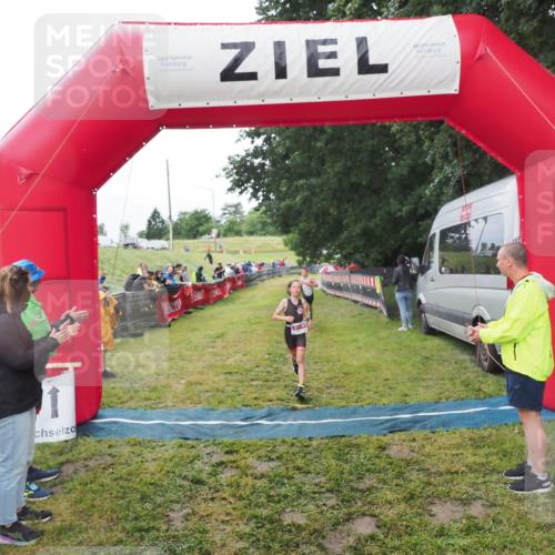 21.06.2025 - 27. Vierlanden-Triathlon MichiJ http://msf.ph/oto/8051237 15.06.2026 15:21:08 Ziel 1363, 1367 meine-sportfotos.de