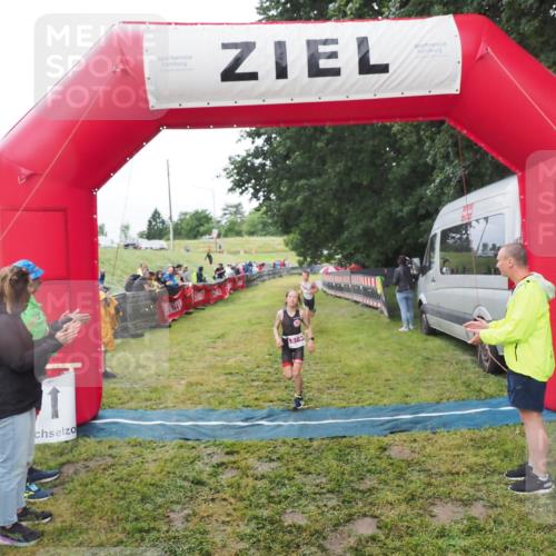 21.06.2025 - 27. Vierlanden-Triathlon MichiJ http://msf.ph/oto/8051238 15.06.2026 15:21:08 Ziel 1363, 1367 meine-sportfotos.de