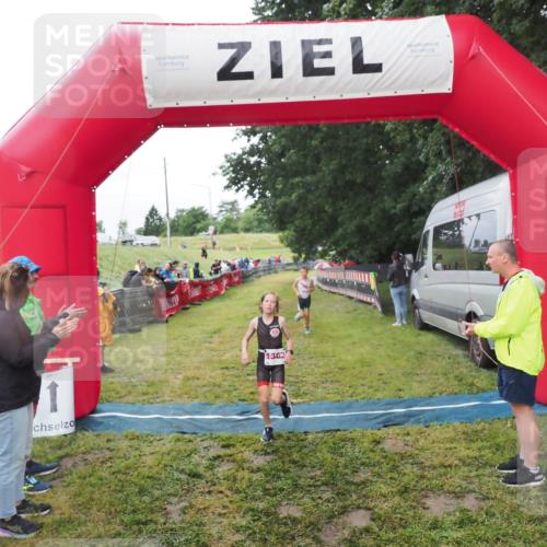 21.06.2025 - 27. Vierlanden-Triathlon MichiJ http://msf.ph/oto/8051241 15.06.2026 15:21:09 Ziel 1363, 1367 meine-sportfotos.de