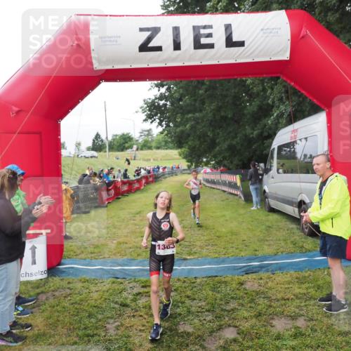 21.06.2025 - 27. Vierlanden-Triathlon MichiJ http://msf.ph/oto/8051242 15.06.2026 15:21:09 Ziel 1363, 1367 meine-sportfotos.de