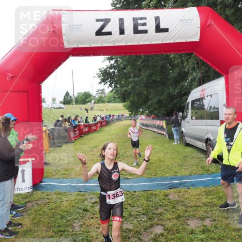 21.06.2025 - 27. Vierlanden-Triathlon MichiJ http://msf.ph/oto/8051246 15.06.2026 15:21:10 Ziel 1363, 1367 meine-sportfotos.de