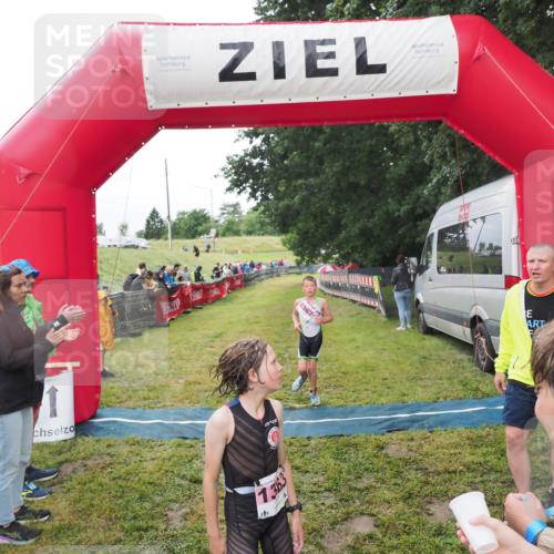 21.06.2025 - 27. Vierlanden-Triathlon MichiJ http://msf.ph/oto/8051249 15.06.2026 15:21:10 Ziel 1363, 1367 meine-sportfotos.de