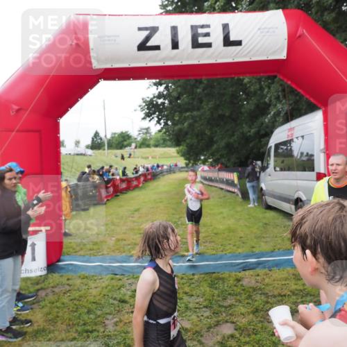 21.06.2025 - 27. Vierlanden-Triathlon MichiJ http://msf.ph/oto/8051250 15.06.2026 15:21:10 Ziel 1363, 1367 meine-sportfotos.de