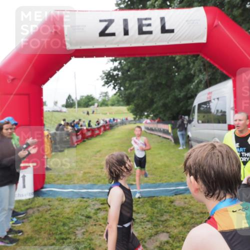 21.06.2025 - 27. Vierlanden-Triathlon MichiJ http://msf.ph/oto/8051251 15.06.2026 15:21:10 Ziel 1363, 1367 meine-sportfotos.de