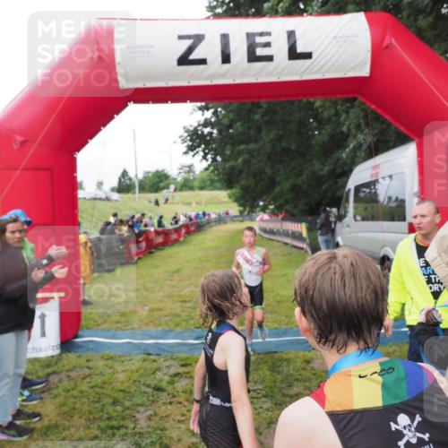 21.06.2025 - 27. Vierlanden-Triathlon MichiJ http://msf.ph/oto/8051252 15.06.2026 15:21:10 Ziel 1363, 1367 meine-sportfotos.de