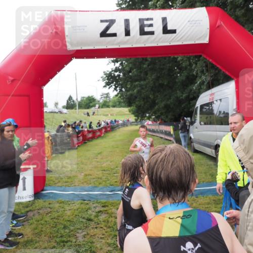 21.06.2025 - 27. Vierlanden-Triathlon MichiJ http://msf.ph/oto/8051253 15.06.2026 15:21:11 Ziel 1363, 1367 meine-sportfotos.de