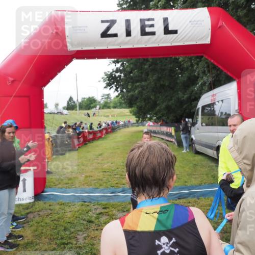 21.06.2025 - 27. Vierlanden-Triathlon MichiJ http://msf.ph/oto/8051254 15.06.2026 15:21:11 Ziel 1363, 1367 meine-sportfotos.de