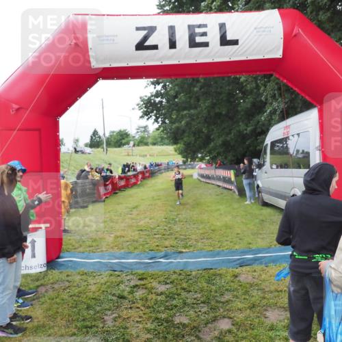 21.06.2025 - 27. Vierlanden-Triathlon MichiJ http://msf.ph/oto/8051255 15.06.2026 15:21:24 Ziel 1348 meine-sportfotos.de