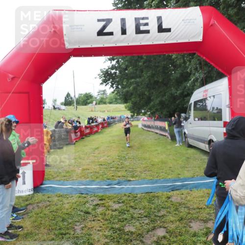 21.06.2025 - 27. Vierlanden-Triathlon MichiJ http://msf.ph/oto/8051256 15.06.2026 15:21:24 Ziel 1348 meine-sportfotos.de