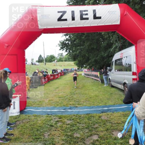 21.06.2025 - 27. Vierlanden-Triathlon MichiJ http://msf.ph/oto/8051257 15.06.2026 15:21:24 Ziel 1348 meine-sportfotos.de