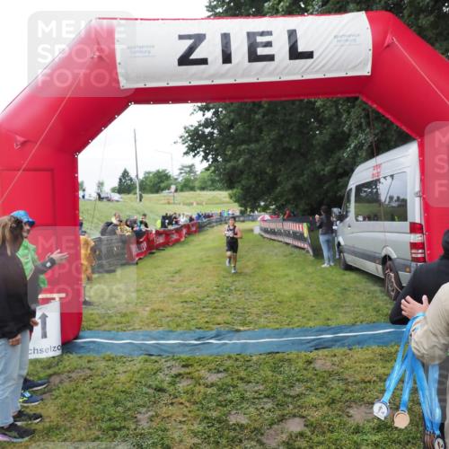 21.06.2025 - 27. Vierlanden-Triathlon MichiJ http://msf.ph/oto/8051258 15.06.2026 15:21:24 Ziel 1348 meine-sportfotos.de