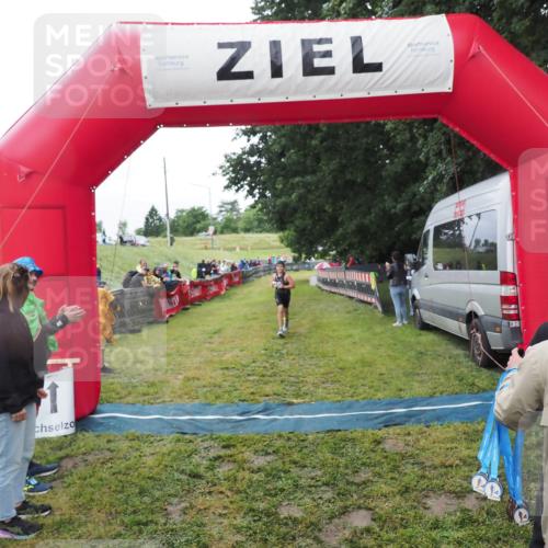 21.06.2025 - 27. Vierlanden-Triathlon MichiJ http://msf.ph/oto/8051259 15.06.2026 15:21:24 Ziel 1348 meine-sportfotos.de