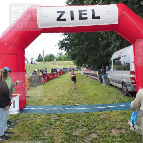 21.06.2025 - 27. Vierlanden-Triathlon MichiJ http://msf.ph/oto/8051260 15.06.2026 15:21:24 Ziel 1348 meine-sportfotos.de