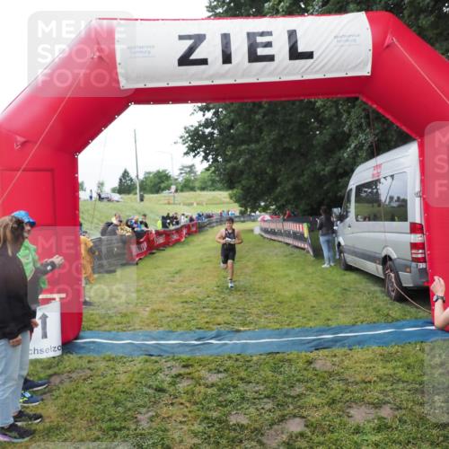 21.06.2025 - 27. Vierlanden-Triathlon MichiJ http://msf.ph/oto/8051263 15.06.2026 15:21:25 Ziel 1348 meine-sportfotos.de